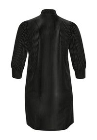 Robe en velours noir avec des rayures verticales, col haut et manches bouffantes trois-quarts. Texture lisse et design arrivant au genou.