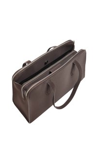 Brązowa skórzana torba z dwoma zamykanymi na suwak przegrodami, płaskim kształtem, podwójnymi uchwytami oraz kontrastowymi srebrnymi detalami zamka. Teksturowane wykończenie na całej powierzchni.