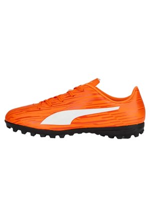 Scarpe da ginnastica arancioni con una tomaia testurizzata, dotate di tacchetti neri antiscivolo, un logo bianco del marchio e lacci per una vestibilità sicura.