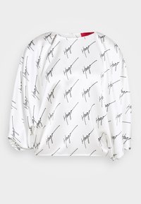 Camicia bianca a maniche lunghe con un motivo ripetuto in nero a mano "Hugo", tessuto morbido e maniche a sbuffo con un sottile dettaglio vicino al collo.