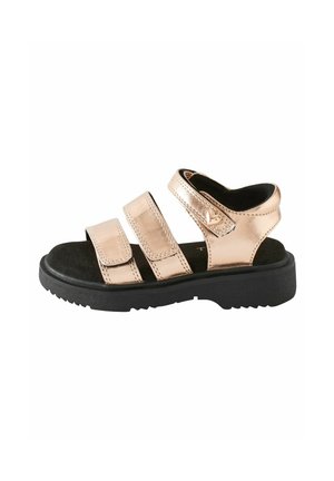 Metallic roségouden sandalen met drie verstelbare banden, een gestructureerde zwarte binnenzool en een stevige zwarte rubberen buitenzool.