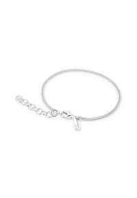 Bracelet en chaîne argentée avec une texture tissée, fermoir à lobster, longueur ajustable avec des maillons circulaires et une petite étiquette gravée.