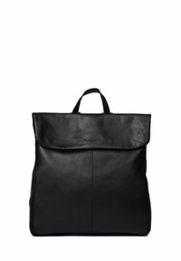 Mochila de piel negra con una tapa plegable, cremalleras en los laterales y un asa en la parte superior. Textura suave y diseño minimalista con sutil branding.