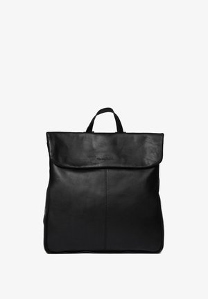 Sac à dos en cuir noir avec un rabat, des zips sur les côtés et une poignée sur le dessus. Texture lisse et design minimaliste avec un branding subtil.