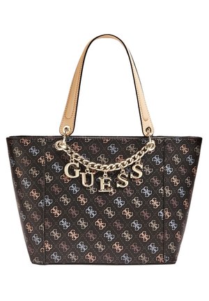 Sac cabas noir à motif logo multicolore du créateur, poignées beige et chaîne dorée avec des lettres suspendues formant le mot "GUESS".