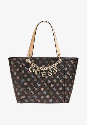 Sac cabas noir à motif logo multicolore du créateur, poignées beige et chaîne dorée avec des lettres suspendues formant le mot "GUESS".
