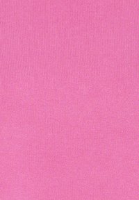 Súvislá ružová rebrovaná textúra látky s vertikálnymi líniami a miernou nerovnosťou na povrchu.