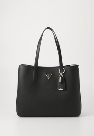 Saco tote em couro preto com duas alças de ombro, apresentando um logotipo triangular em metal e uma etiqueta destacável. Textura suave com uma forma estruturada.