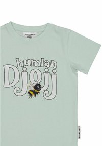 Vaaleanvihreä puuvillainen T-paita, jossa on painettu mehiläinen ja tyylitelty teksti "humlan Djojj" mustavalkoisena. Pyöreä kaula-aukko ja lyhyet hihat.