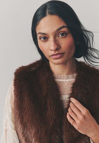 Next LONGLINE - REGULAR FIT - Vest - chocolate brown
