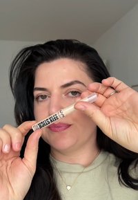 NYX Pro Skin Stick, en genomskinlig tub med en beige vätskeprodukt, en klar applikatorspets och fet svart text som märkning för varumärket och produkten.