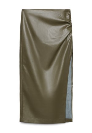 Jupe midi en similicuir vert olive avec fente latérale et détail froncé sur le côté droit.