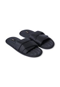 Pantofole di raso nere con un design a tracolla incrociata imbottita, suola interna testurizzata e suola piatta in gomma per il massimo comfort.