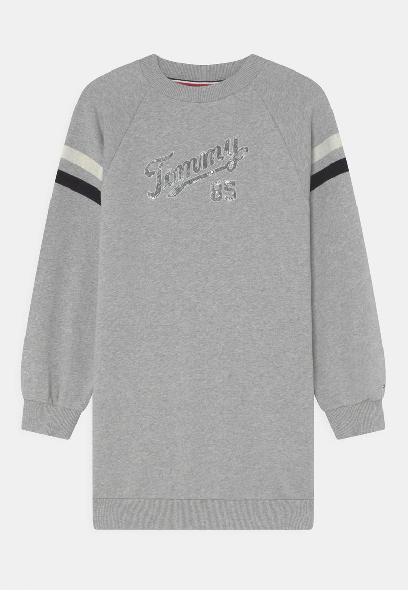 Robe sweat-shirt grise à manches longues avec poignets côtelés, texte « Tommy 85 » sur la poitrine, et rayures blanches et noires sur le haut des bras.