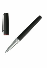 Mat sort rollerball-pen med spids og detaljer i metal i sølv. Omfatter en sort klips og en rød accent nær hætten.