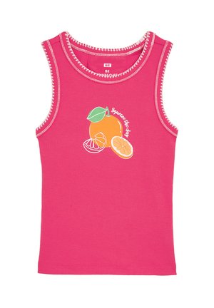 Débardeur rose côtelé avec un col rond. Présente un graphique de fruits d'agrumes et le texte "Squeeze the day" dans une police ludique. Détails de couture blanche.