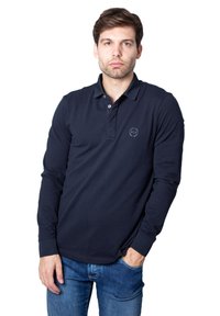Tamsiai mėlynas ilgomis rankovėmis polo marškinėliai su apykakle, ant kairiojo krūtinės šono esantis mažas logotipas. Pagaminti iš lygaus, kvėpuojančio audinio.