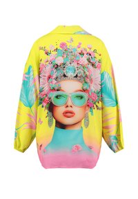 Übergröße Hemd mit einer lebhaften gelben Basis und floralen sowie grafischen Motiven. Lange Ärmel, locker geschnitten, mit Akzenten in Pink und Türkis.