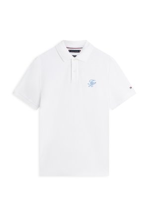 Polo bianca a maniche corte con colletto, due bottoni, logo "TH" ricamato in azzurro chiaro sul petto e piccola bandiera sulla manica.