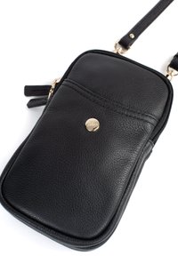 Borsa a tracolla nera in pelle con chiusura a zip, tasca anteriore, emblema dorato e tracolla regolabile. Texture liscia con design minimalista.