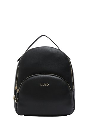 Sac à dos en cuir noir avec fermetures éclair dorées, poche zippée à l'avant, poignée supérieure et logo « LIU JO » sur la poche avant.