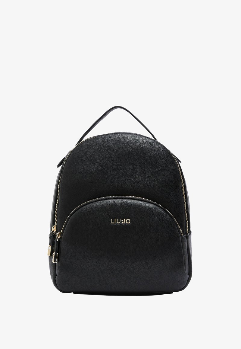 Sac à dos en cuir noir avec fermetures éclair dorées, poche zippée à l'avant, poignée supérieure et logo « LIU JO » sur la poche avant.