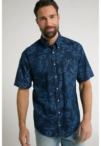 Camicetta blu navy a maniche corte con motivo floreale in azzurro chiaro. Presenta una chiusura con bottoni, colletto e una tasca sul petto.