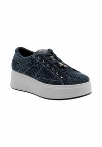 Sneaker blu navy con texture, suola platform bianca spessa, punta tonda, lacci neri e dettagli metallici sul lato.
