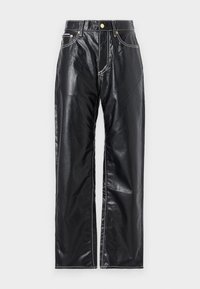 Pantaloni negri din piele ecologică cu croială largă, cu cusături albe, buzunare frontale și un nasture aurie la talie.
