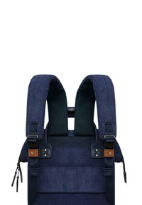 Sac à dos en velours côtelé bleu marine avec des bretelles rembourrées, des accents en cuir, des boucles réglables et des compartiments à double fermeture éclair.
