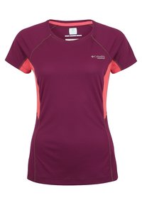 Lila träningsskjorta med korta ärmar som har kontrasterande rosa sidopaneler, rund halsringning och en logotyp på vänster bröst. Slät tygstruktur.