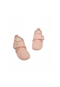 Różowe materiałowe buty dla niemowląt o miękkiej teksturze, z rzepem na górze i wyraźną metką z logo po boku.