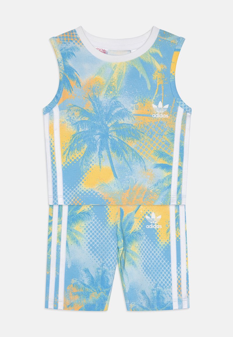 Conjunto de top de tanque azul e calções com padrão de palmeira, acentos laranja e riscas brancas nas laterais. Feito de tecido respirável.