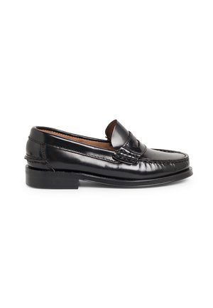 Mocassins en cuir noir avec une finition lisse, une sangle décorative et des coutures contrastées. Caractéristiques : un talon bas et un design à bout arrondi.