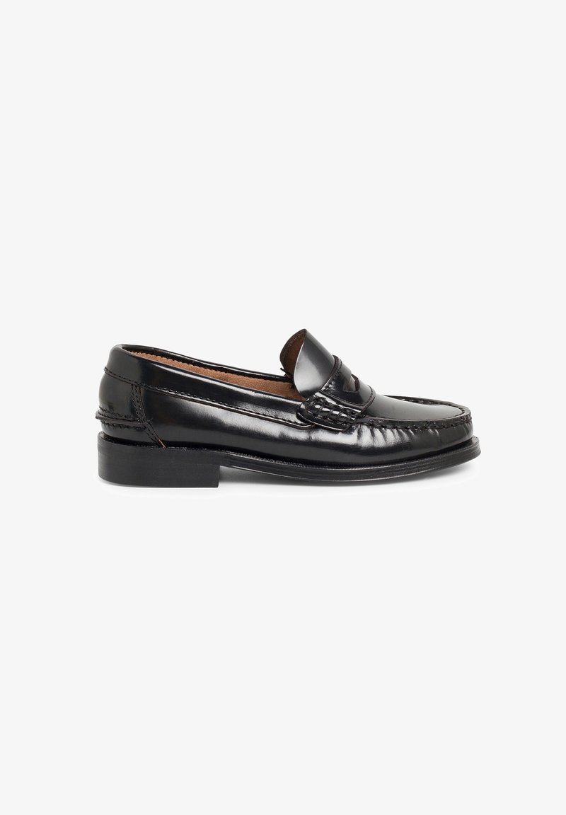 Schwarze Lederloafers mit glatter Oberfläche, einem dekorativen Riemen und kontrastierenden Nähten. Sie verfügen über einen niedrigen Absatz und ein rundes Zehen design.