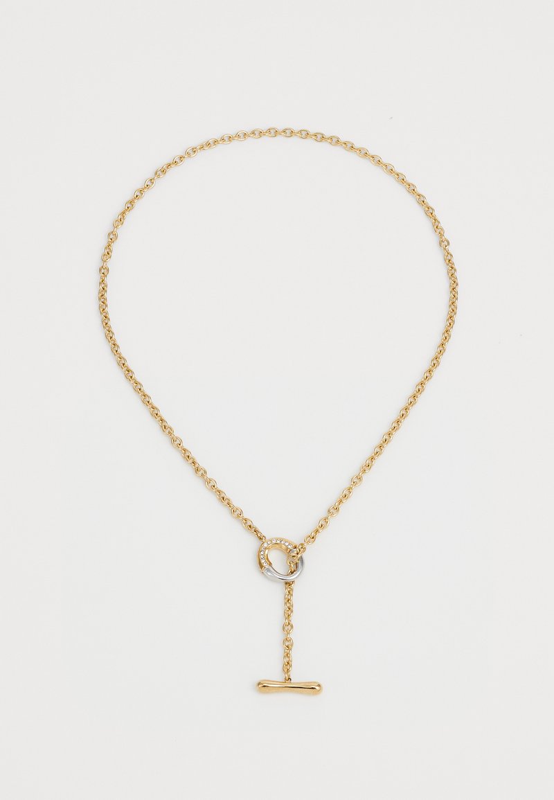 Collana dorata con pendente circolare e un accento argento, dotata di chiusura a morsetto, montata su una catena a maglie.