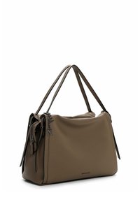 Brūna teksturēta ādas rokassoma ar diviem augšējiem rokturiem, sānu kabatu ar rāvējslēdzēju un nelielu metāla iniciāļu piekariņu, kas karājas no viena roktura.