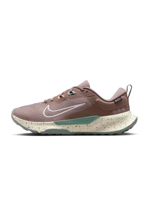 Botte de course Nike avec une tige en maille mauve, dotée d'une semelle crème mouchetée et d'accents teal. Légère avec un design à bout arrondi.