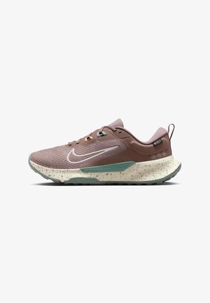 Botte de course Nike avec une tige en maille mauve, dotée d'une semelle crème mouchetée et d'accents teal. Légère avec un design à bout arrondi.