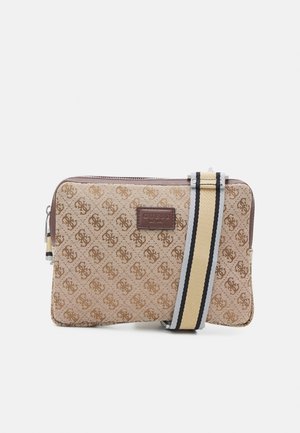Sac bandoulière Guess beige et marron avec motif de logo répétitif, bordure marron et large sangle beige avec rayures noires et blanches.