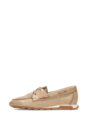 Beige leren instap loafer met een gestructureerd oppervlak, moc-toe stiksels, decoratieve zijkant veters en een rubberen zool met profiel.
