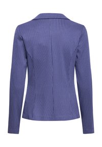 Blazer azul marino con rayas blancas verticales, mangas largas, solapa recortada, corte entallado y detalle de abertura trasera. Tejido texturizado de trama.