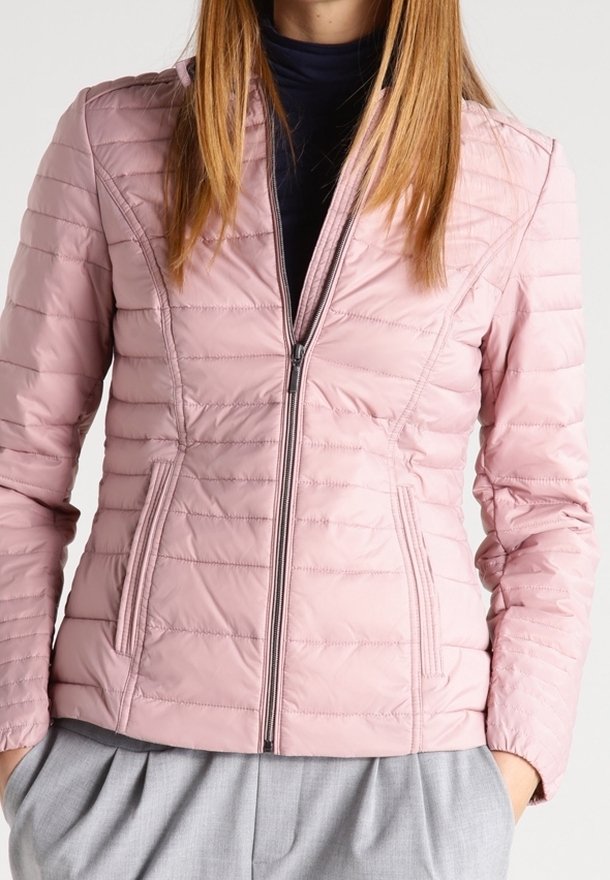 Helle rosa Pufferjacke mit tailliertem Schnitt, vertikal gestepptem Muster, Reißverschluss und seitlichen Taschen. Hergestellt aus glattem, glänzendem Material.