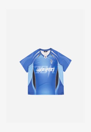 Niebieski t-shirt z krótkim rękawem wykonany z gładkiego poliestru, z dekoltem w kształcie V, z graficznym napisem "wasted" oraz kontrastowymi akcentami w kolorze czarnym i jasnoniebieskim.