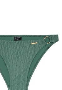 Slip interno di bikini verde con un motivo diagonale testurizzato, caratterizzato da un dettaglio con anello dorato sul lato e un'etichetta cucita all'interno.