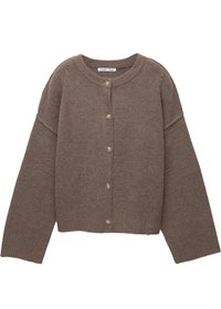 Bruine gebreide cardigan met een ronde halslijn, lange dolmanmouwen en vijf knopen aan de voorkant. Geribbelde zoom en manchetten. Zachte textuur.