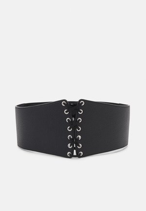 Čierny syntetický kožený pás s širokým dizajnom, s striebornými očkami a šnurovaním vpredu pre nastaviteľné uchopenie.