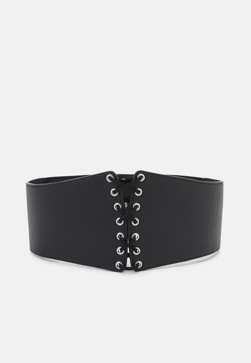 Svart faux lær belte med bred design, som har sølvfarget øyer og snøring foran for justerbar passform.