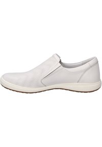Weiße Slip-On-Schuhe mit perforiertem Lederobermaterial, abgerundeter Spitze und Gummisohle. Einfaches Design mit kontrastierenden Akzenten.