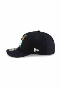Marineblaues Baseball-Cap mit strukturiertem Oberteil, gebogenem Schirm, gestickten Logos und dekorativen Nähten. Verfügt über einen verstellbaren Verschluss auf der Rückseite.